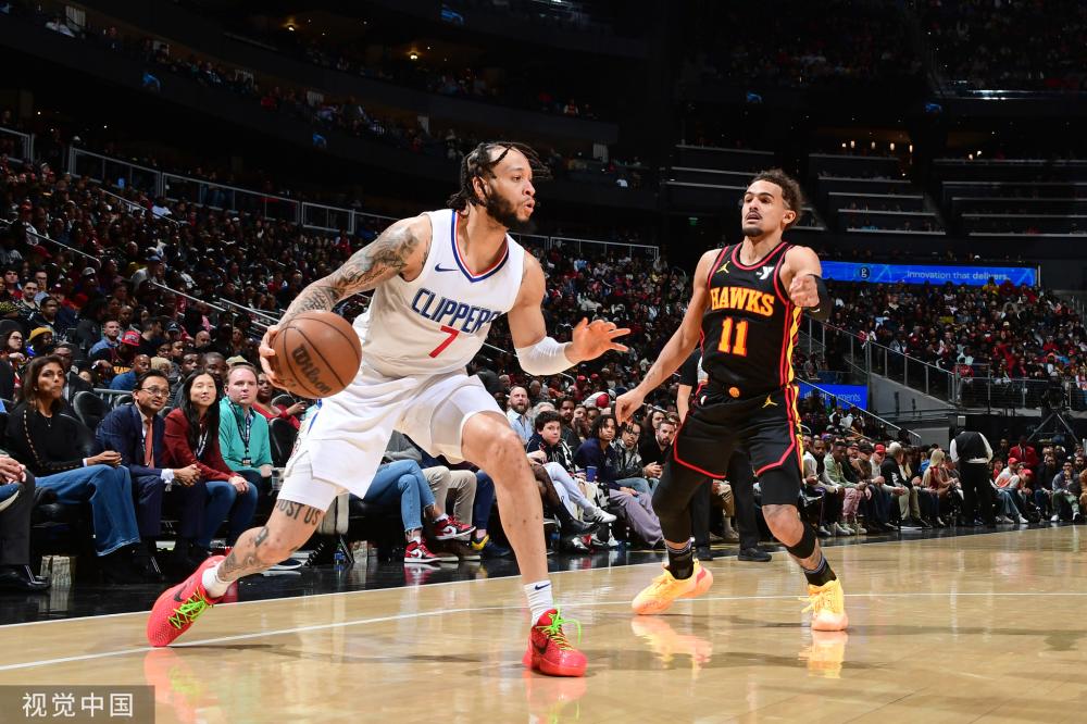 国足训练场标语：新周期新面貌，为祖国争光.