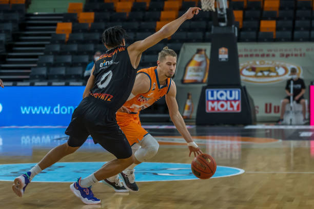 618万人次“涌入”球场，中超球市迈进“最好的时代”（618万人次入场观赛，中超球市步入黄金时代）